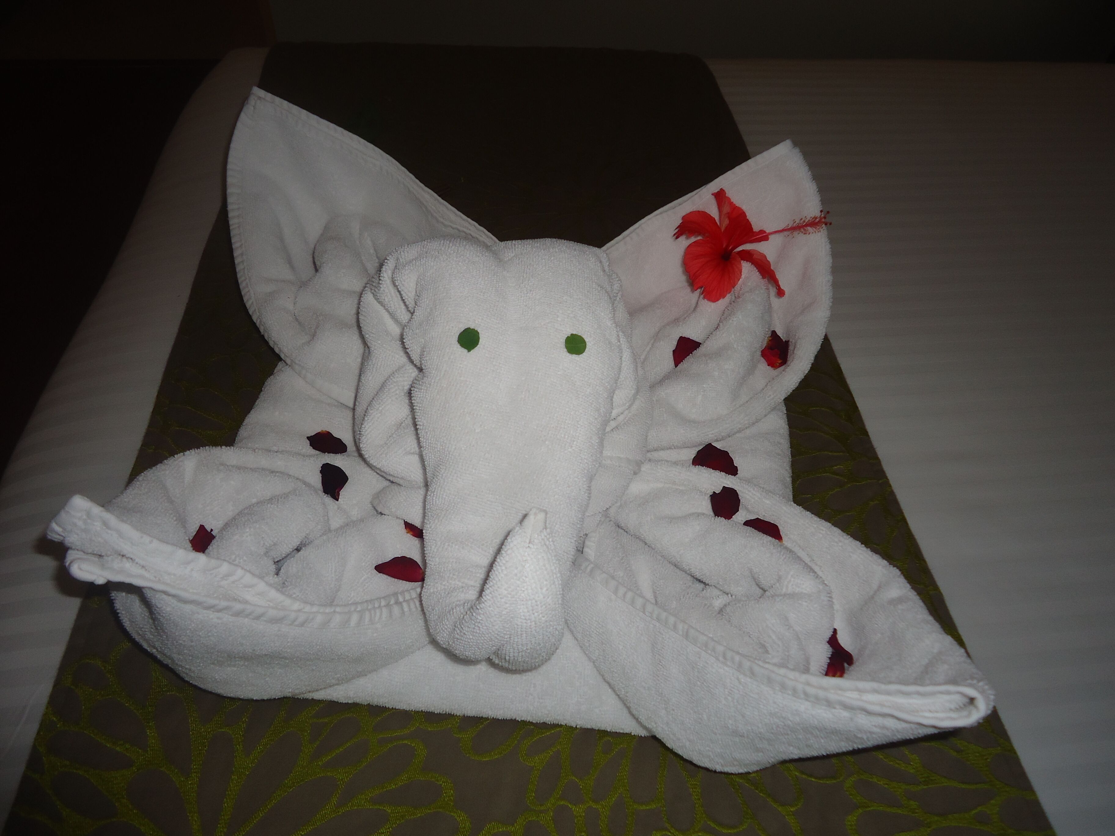 business room | minibar, in-room safe, desk, laptop workspace