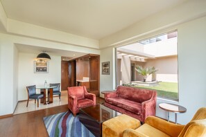 Minibar, safe på rommet, skrivebord og skrivebord for bærbar PC