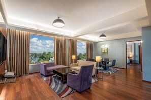 Minibar, safe på rommet, skrivebord og skrivebord for bærbar PC