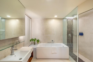 Suite exécutive (Metropolis) | Salle de bain | Douche, articles de toilette écologiques, séchoir à cheveux, peignoirs