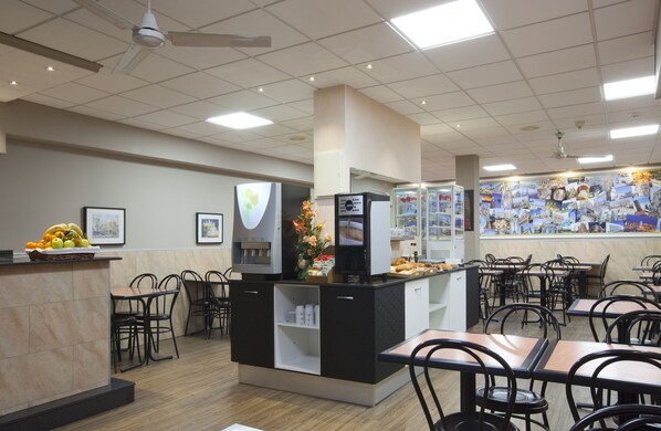 Petit déjeuner buffet (5 EUR par personne)