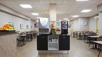 Desayuno buffet diario (EUR 5 por persona)