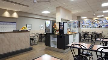 Se ofrece un desayuno bufé (5 EUR por persona)