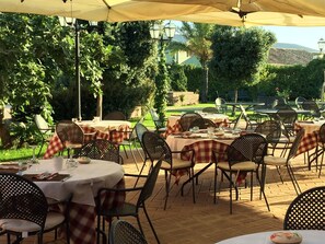 Dinner served, Italian cuisine, alfresco dining