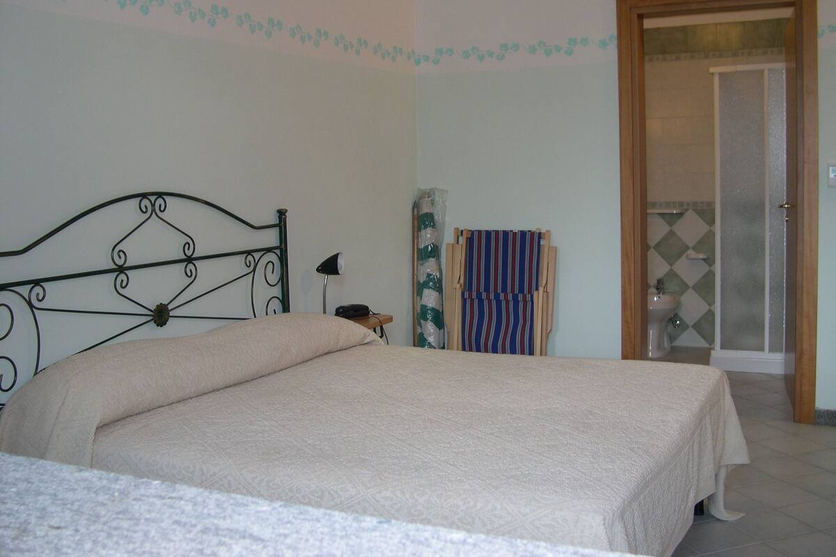 Select Comfort beds, minibar, in-room safe, iron/ironing board