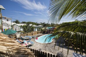 Una piscina al aire libre, sombrillas