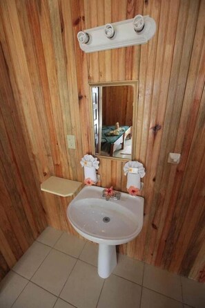 Shower, towels - Pedro's Hotel (San Pedro)