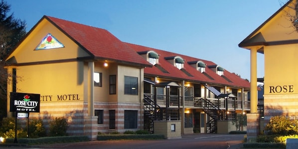 Boendets fasad - kväll/natt