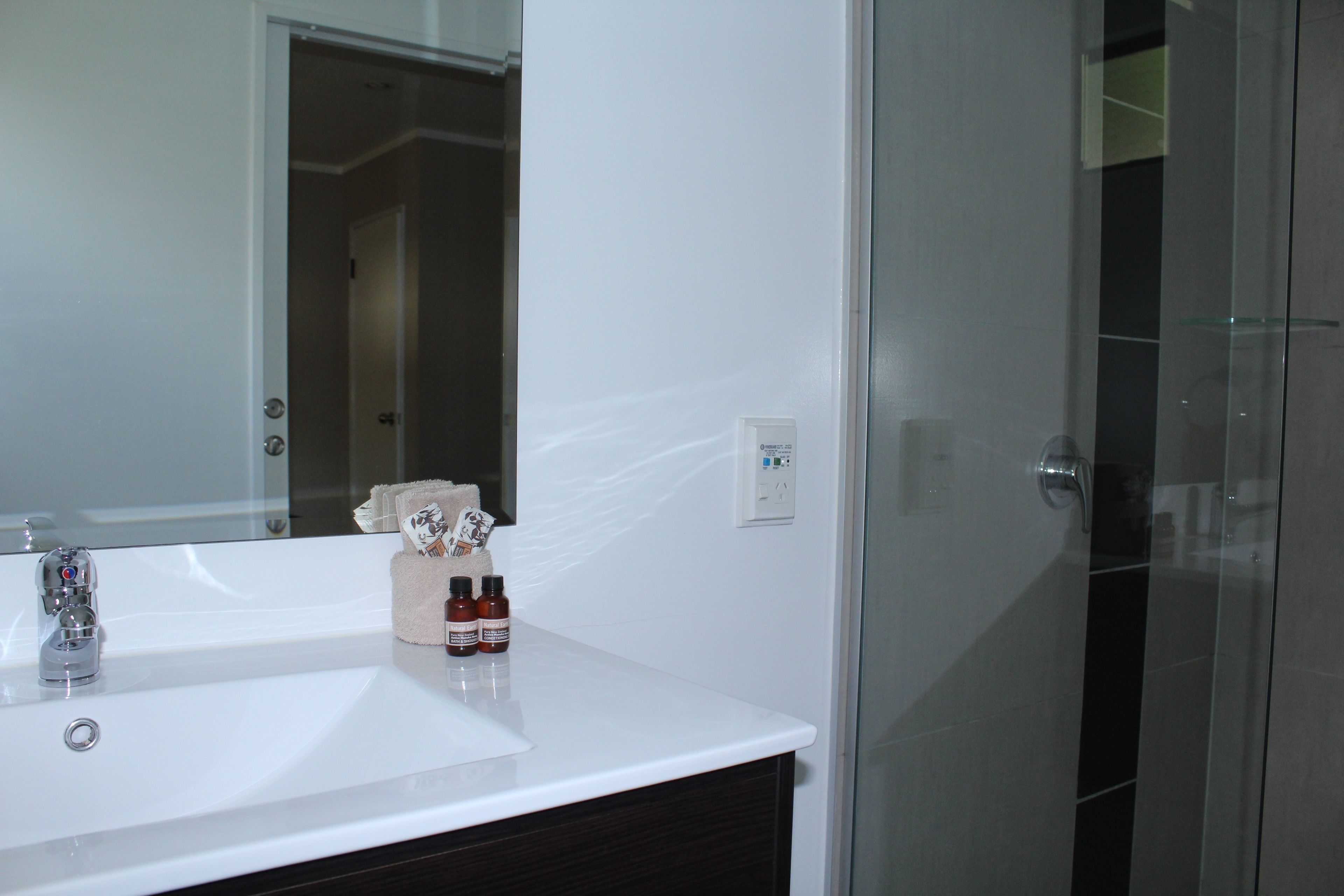 superior suite, 1 bedroom, kitchen | bathroom | towels