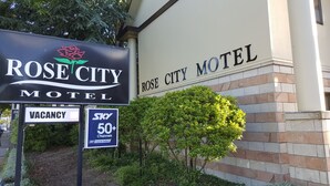 Schild des Rose City Motel mit einem Hinweis auf freie Zimmer und einem Schild für über 50 Sky-Sender.