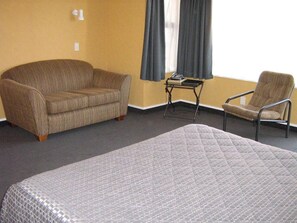 Sängtillbehör av högsta kvalitet och värdeförvaringsskåp på rummet