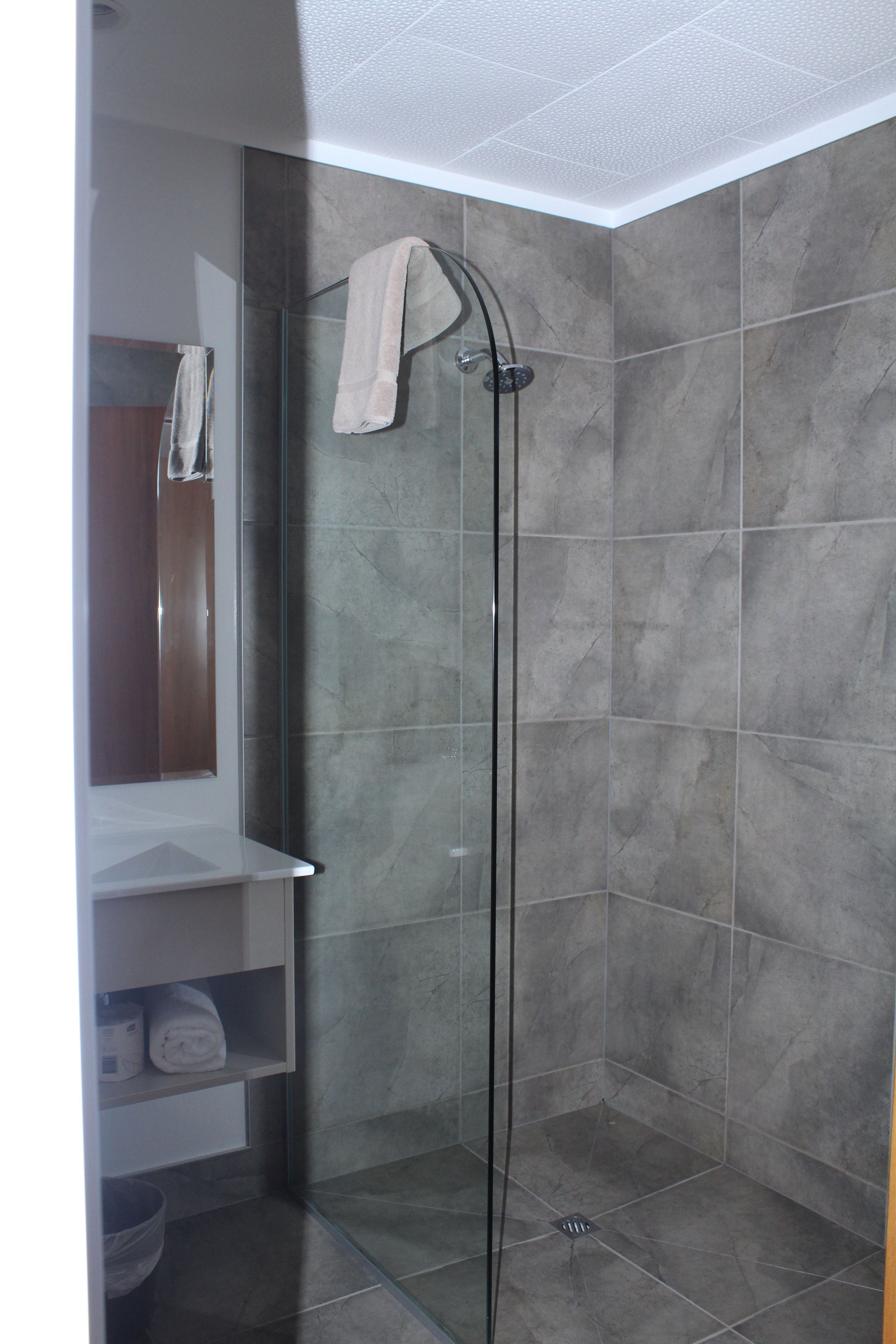 superior suite, 2 bedrooms, kitchen | bathroom shower