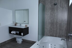Suite Studio Exécutive, bain à remous | Salle de bain
