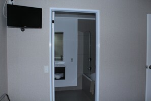 Executive Suite, 1 Bedroom, Jetted Tub | Room amenity - Rose City Motel (Palmerston North)