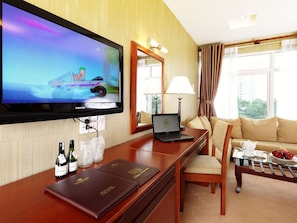 Suite | Premium bedding, memory foam beds, minibar, in-room safe