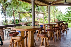 2 bars/lounges - Paraiso Rainforest and Beach Hotel (Omoa)
