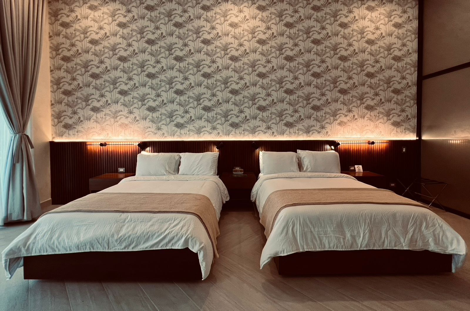 Zimmer | Hochwertige Bettwaren, Zimmersafe, individuell dekoriert