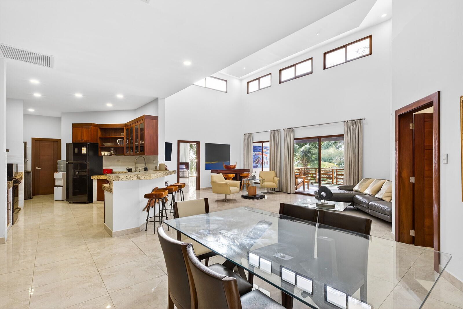 Suite Luxury | Area soggiorno | TV, tavolo da calcetto, tavolo da ping pong, libri