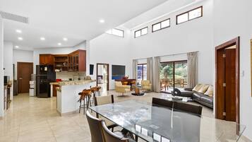 Suite Luxury | Area soggiorno | TV, tavolo da calcetto, tavolo da ping pong, libri