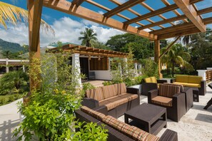 2 utendørsbassenger og bassengparasoller