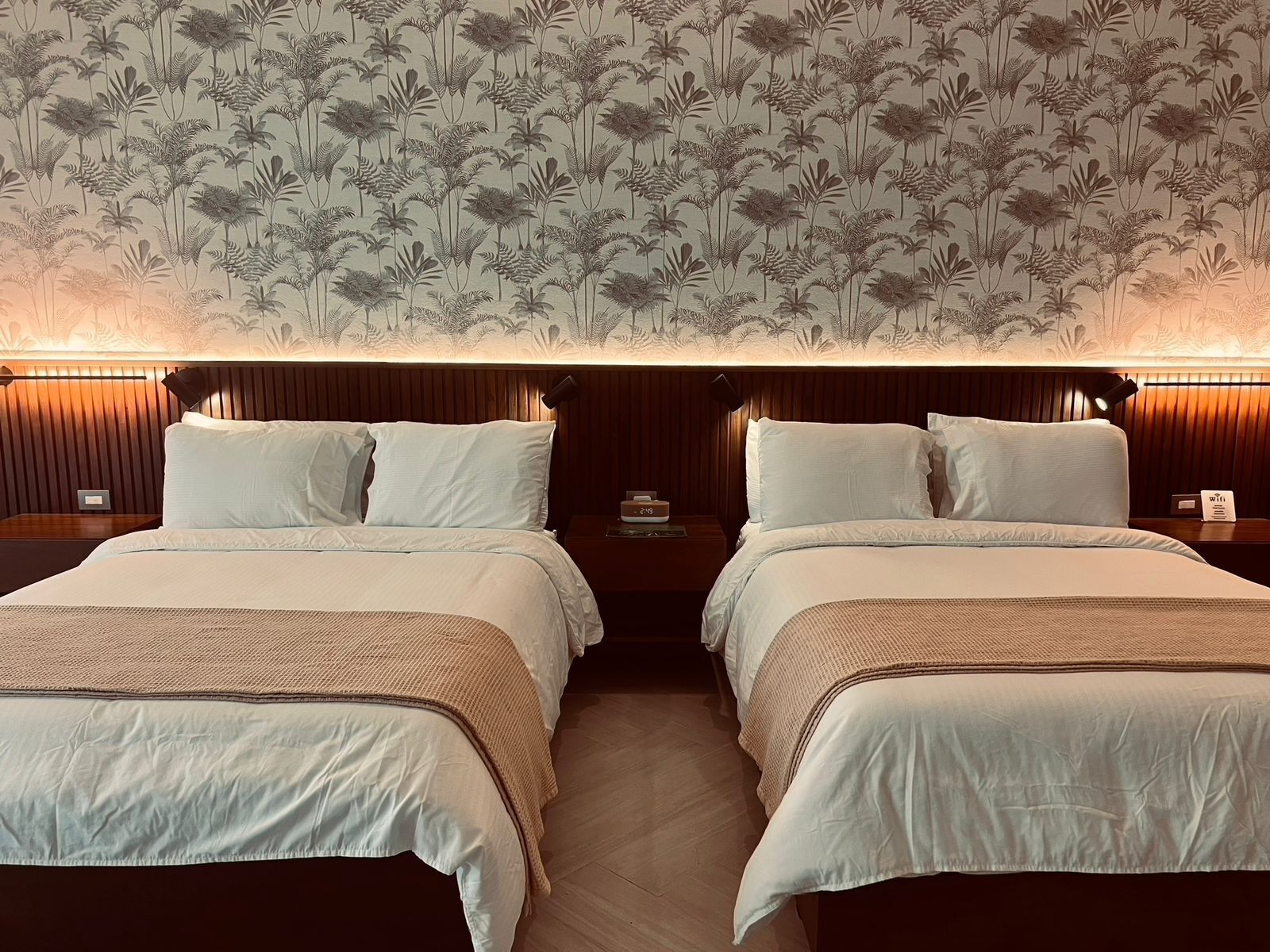 Zimmer | Hochwertige Bettwaren, Zimmersafe, individuell dekoriert