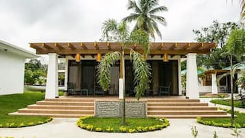 Chambre Simple Premium, 1 grand lit, vue jardin | Literie de qualité supérieure, coffres-forts dans les chambres