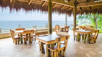 2 間餐廳,供應早餐、午餐和晚餐,地區料理
