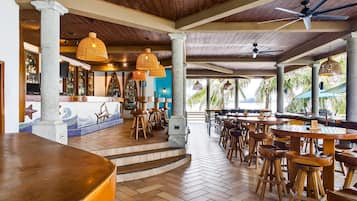 2 restaurants; ze serveren er ontbijt, lunch, diner en brunch