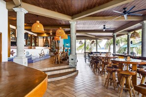 2 restaurants; breakfast, lunch, dinner, and brunch served