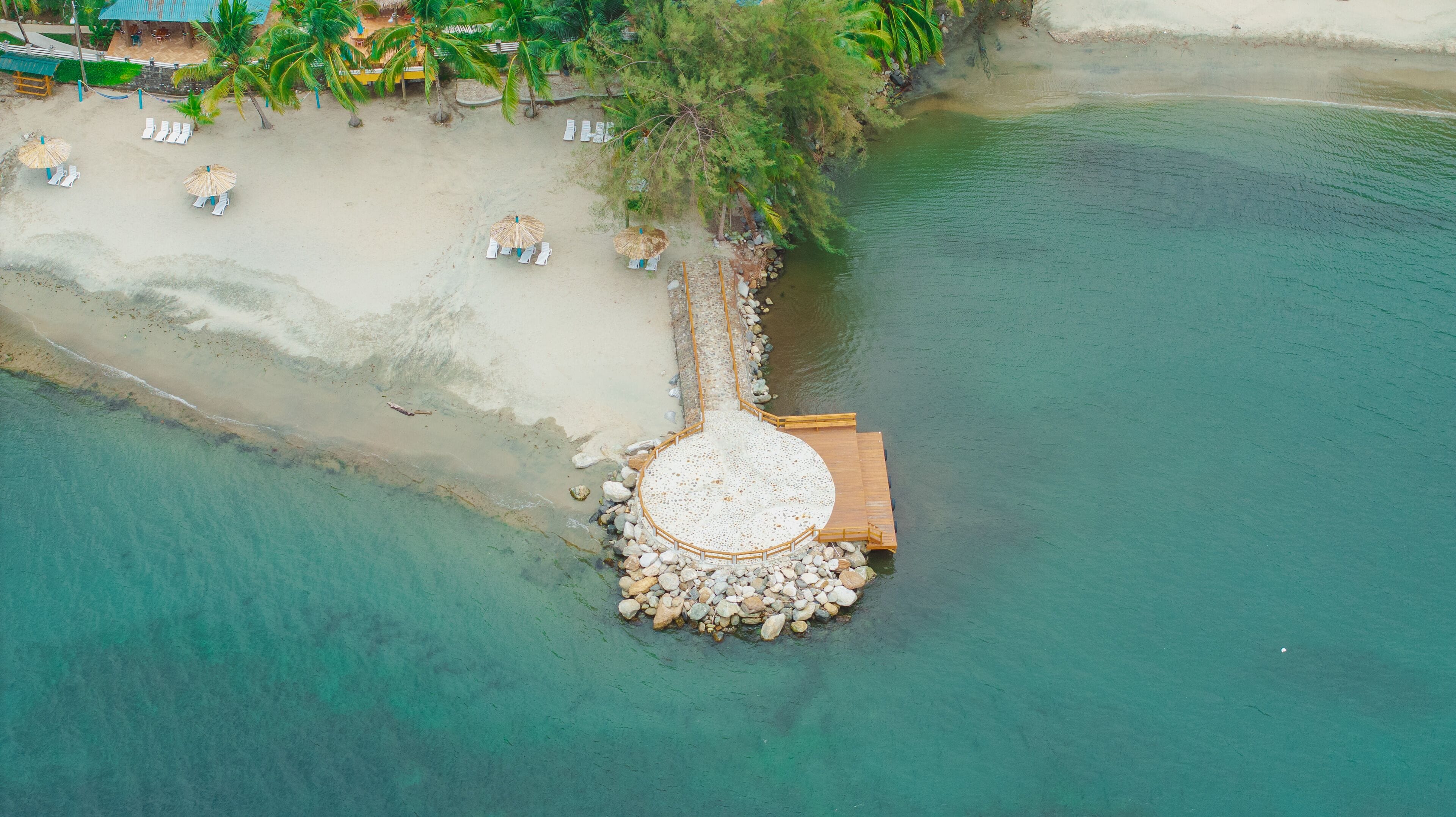 Privatstrand, Liegestühle, Volleyball, Kajakfahren