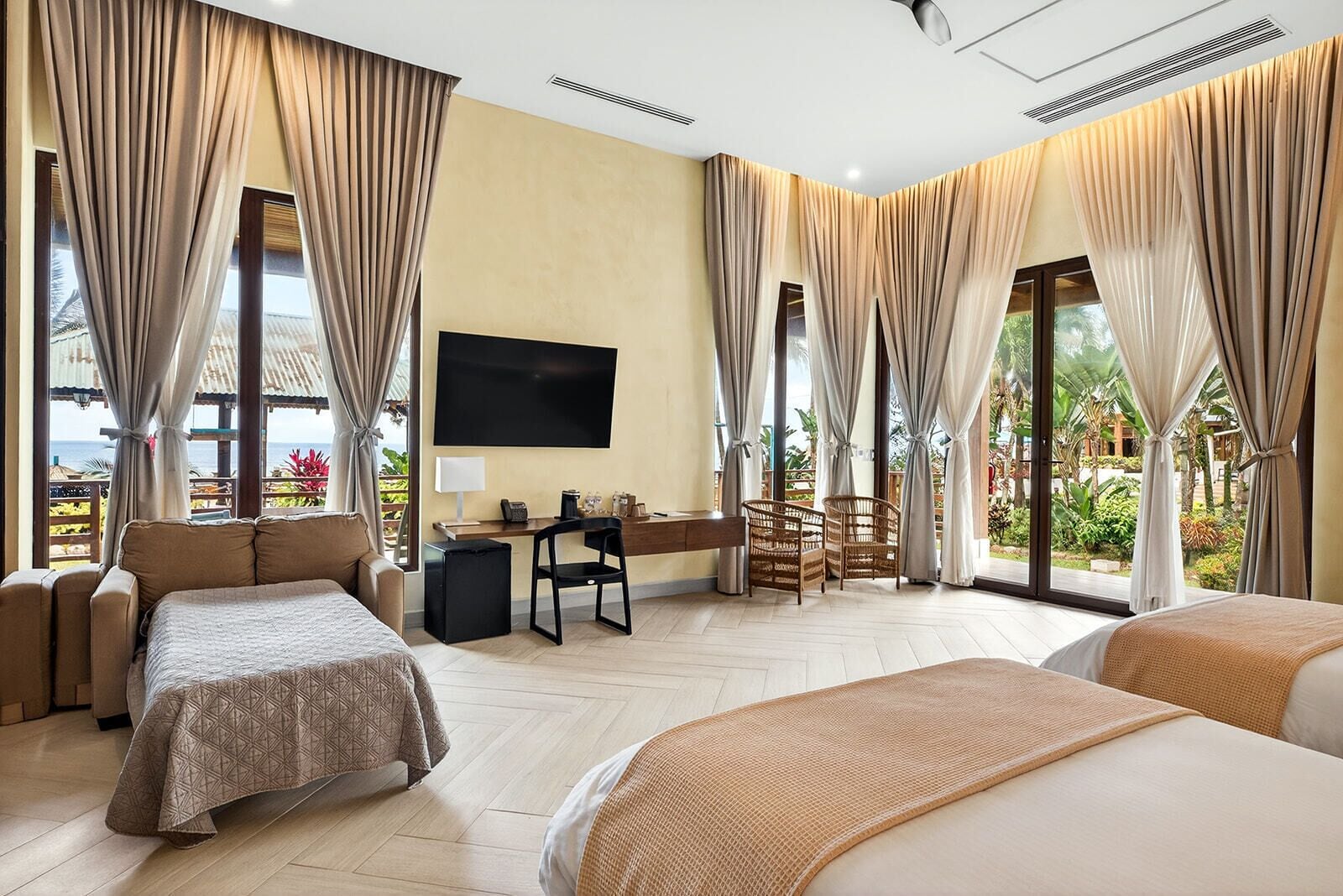 Premium driepersoonskamer, uitzicht op zee | Luxe beddengoed, een kluis op de kamer, individueel gedecoreerd