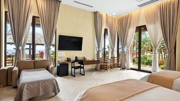 Premium driepersoonskamer, uitzicht op zee | Luxe beddengoed, een kluis op de kamer, individueel gedecoreerd
