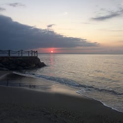 Playa privada, camastros, vóleibol de playa y kayaks