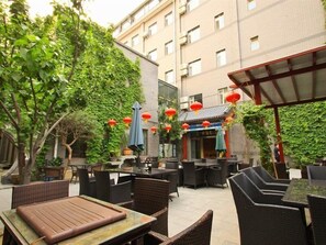 Outdoor dining - Beijing Traditional View Hotel (Beijing)