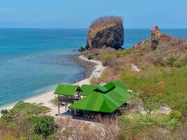 Playa privada en los alrededores, sombrillas, toallas de playa, buceo