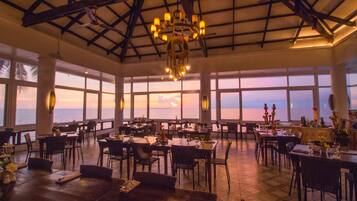 Petit déjeuner, déjeuner et dîner servis sur place