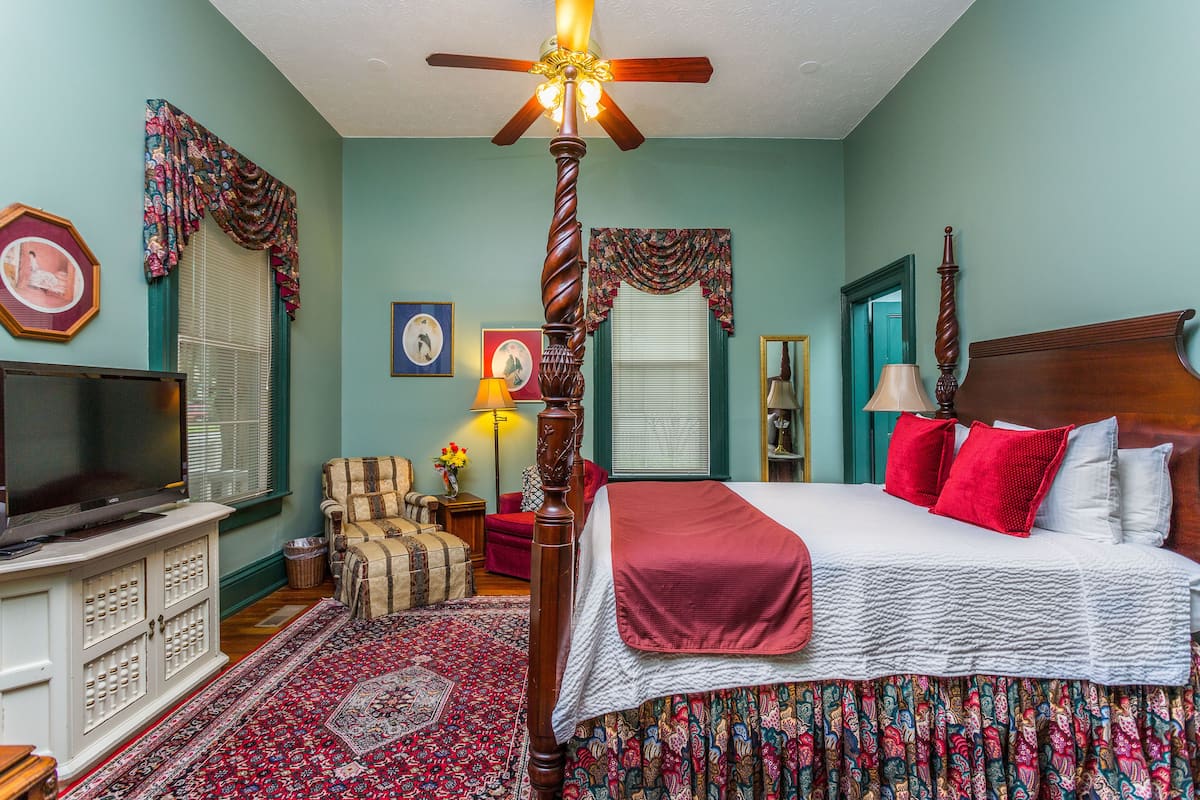 Premium Room, 1 Queen Bed, Jetted Tub, Ground Floor | Premium bedding, free WiFi, bed sheets