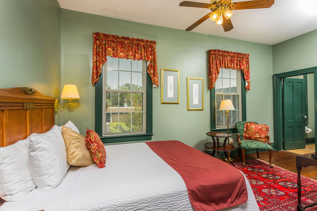 Standard Room, 1 Queen Bed (Shower Only) | Premium bedding, free WiFi, bed sheets