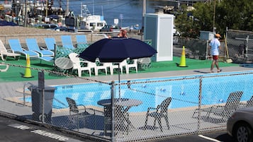 Una piscina al aire libre de temporada