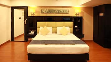 Suite, 1 Double Bed, Non Smoking | Hypo-allergenic bedding, minibar, in-room safe, soundproofing