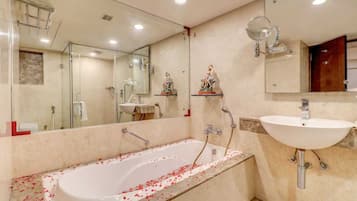 Suite, 1 Double Bed, Smoking | Bathroom