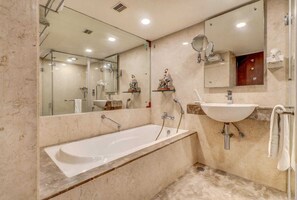 Ensemble baignoire-douche, articles de toilette (gratuits)