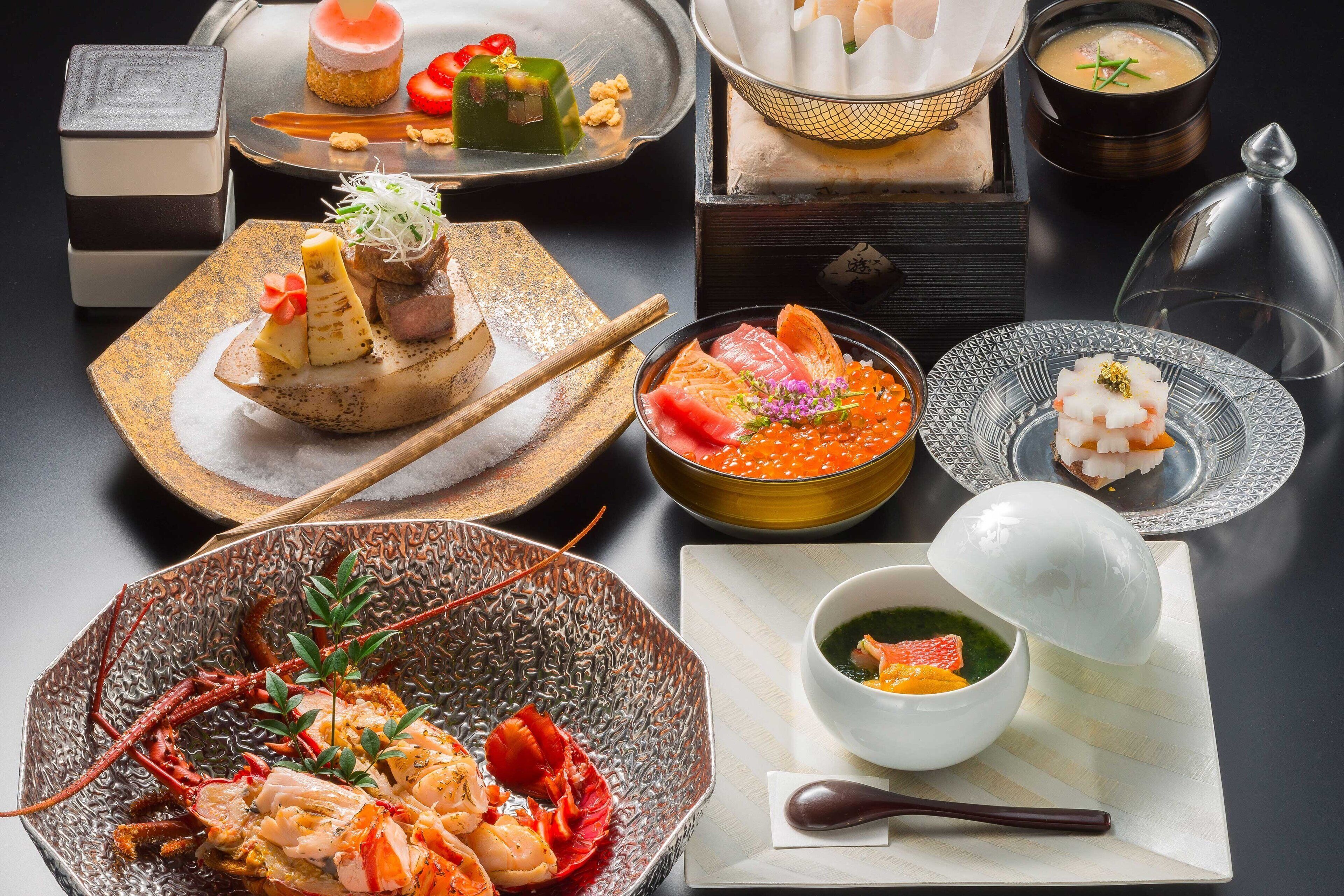 Variedad de platos japoneses, incluyendo mariscos, sashimi y una olla caliente.