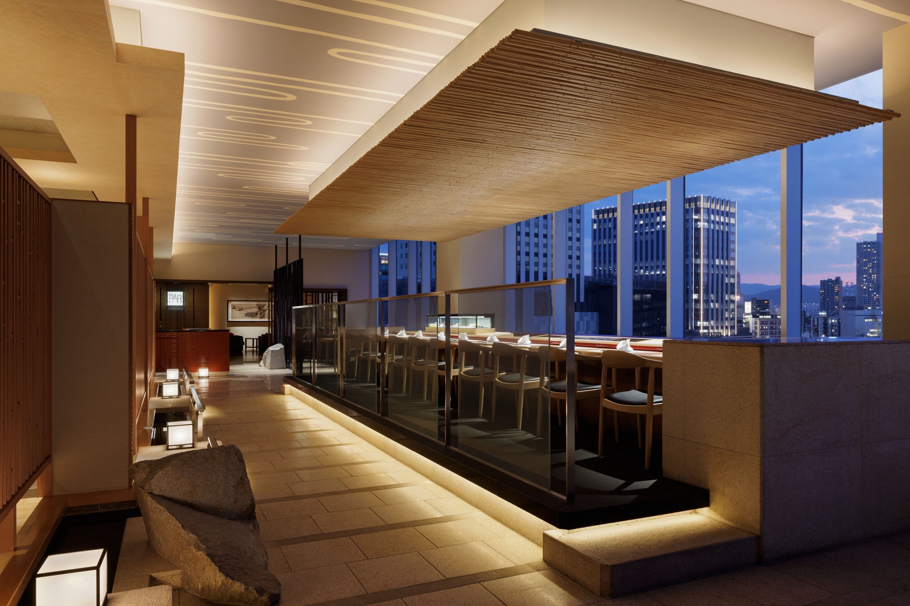 2 restaurants, lunch served