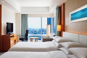 Habitación, 2 camas matrimoniales, en esquina | Caja de seguridad en la habitación y escritorio 