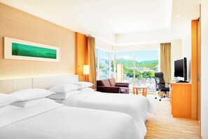 Habitación, 2 camas dobles, en esquina | Caja fuerte, escritorio, espacio para trabajar con un portátil