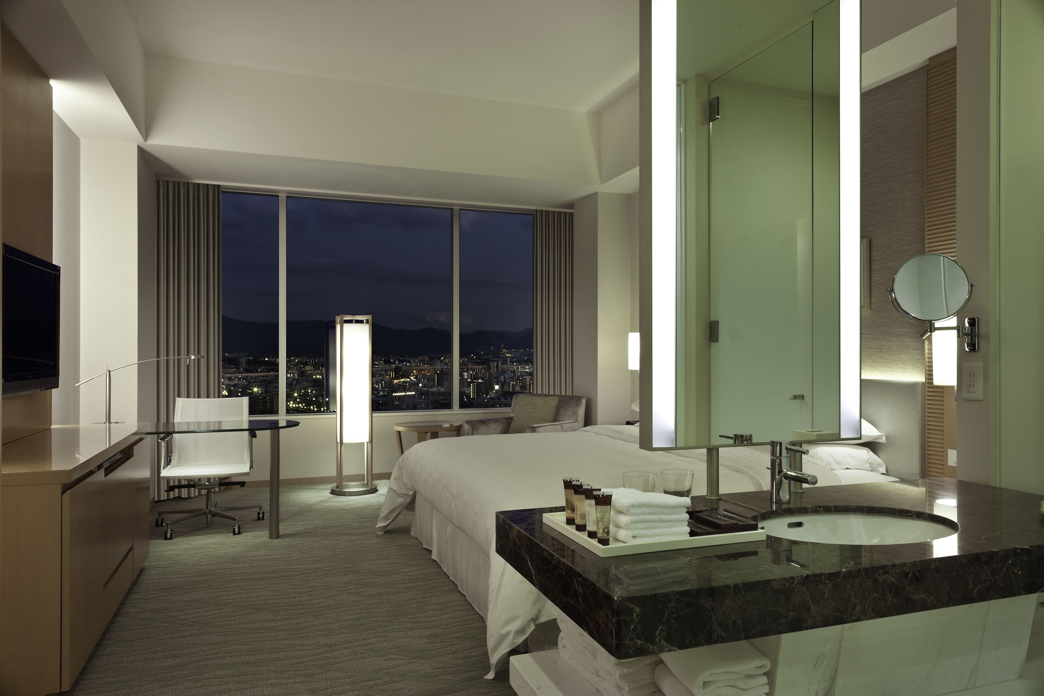 豪華客房, 1 張特大雙人床 | 客房內保險箱、書桌、筆電工作空間、遮光布/窗簾