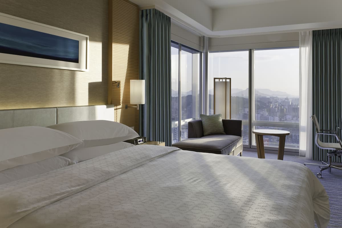 room, 1 king bed, corner | in-room safe, desk, laptop workspace, blackout curtains