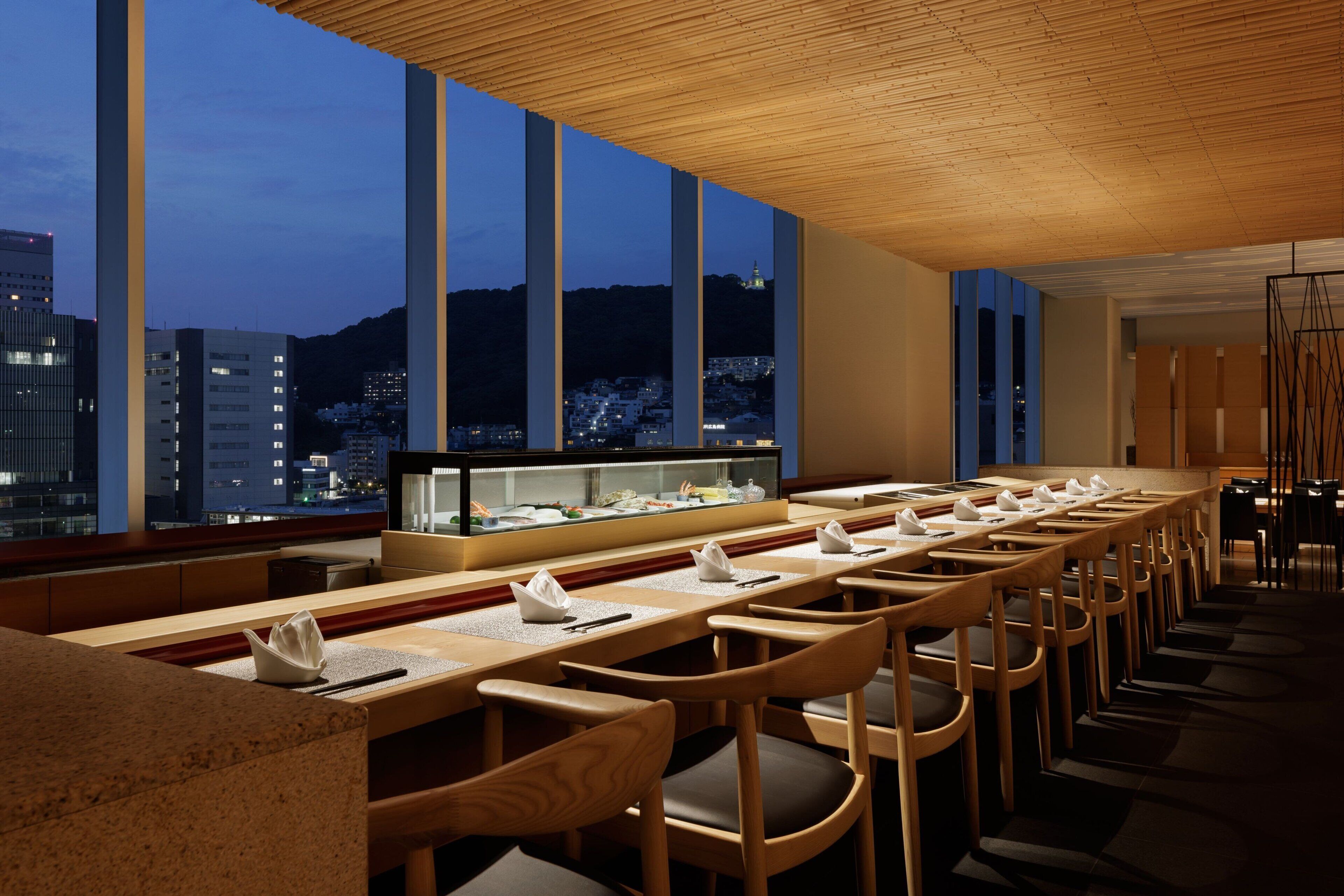 2 restaurants, lunch served