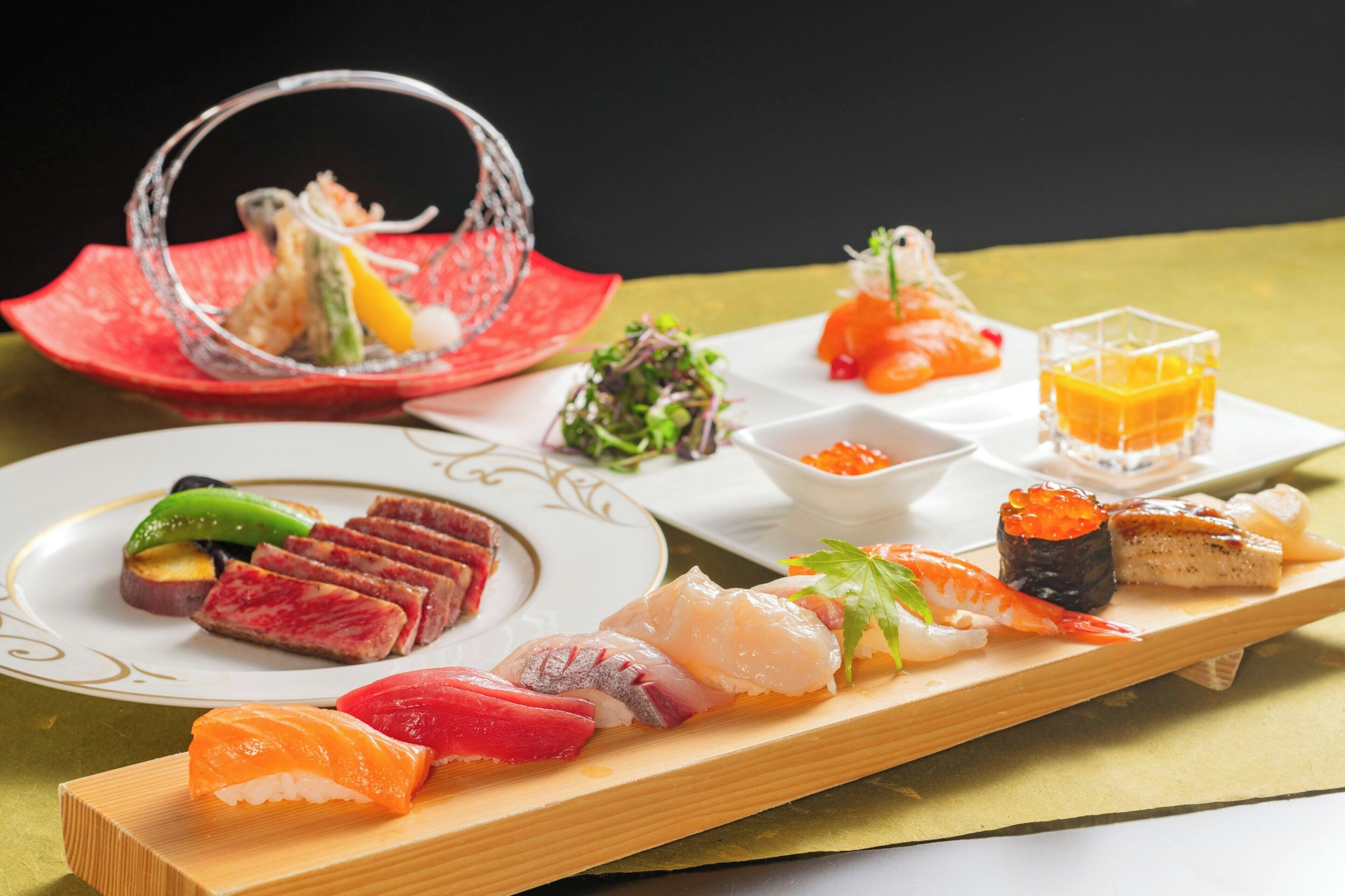 Variedad de platos de sushi en una tabla de madera, incluyendo sashimi y nigiri, con un pequeño recipiente de wasabi y jengibre encurtido al lado.